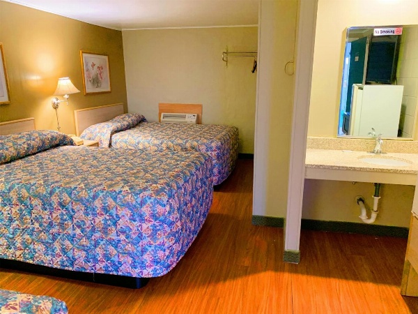 Super 7 Inn image 13