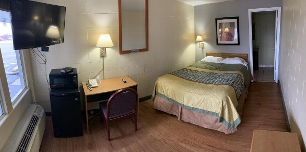 Super 7 Inn image 5