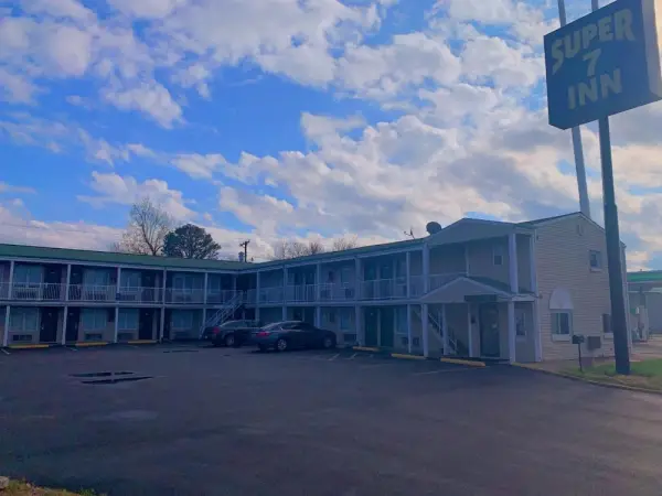 Super 7 Inn 10